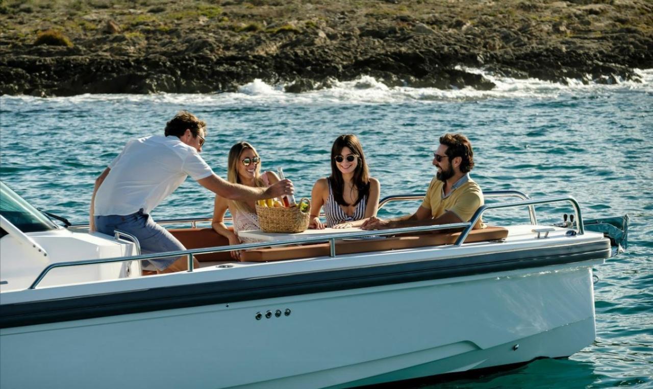 SUV of the Seas - Top Luxury Adventure Boat on the Bay | Getmyboat SUV of the Seas - Top Luxury Adventure Boat on the Bay | Getmyboat